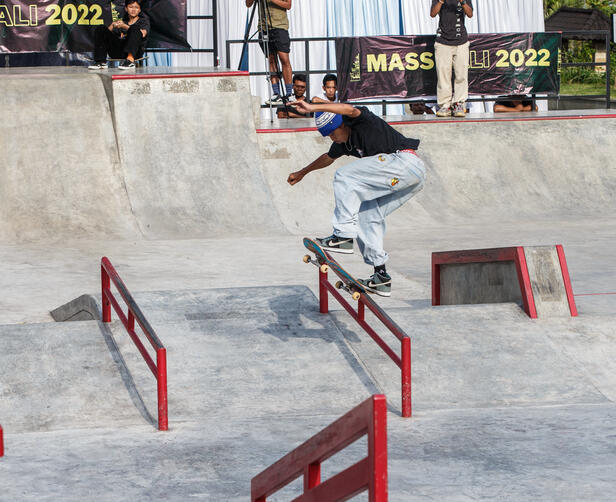 Napat Wijidjarung - Bigspin FS bluntslide