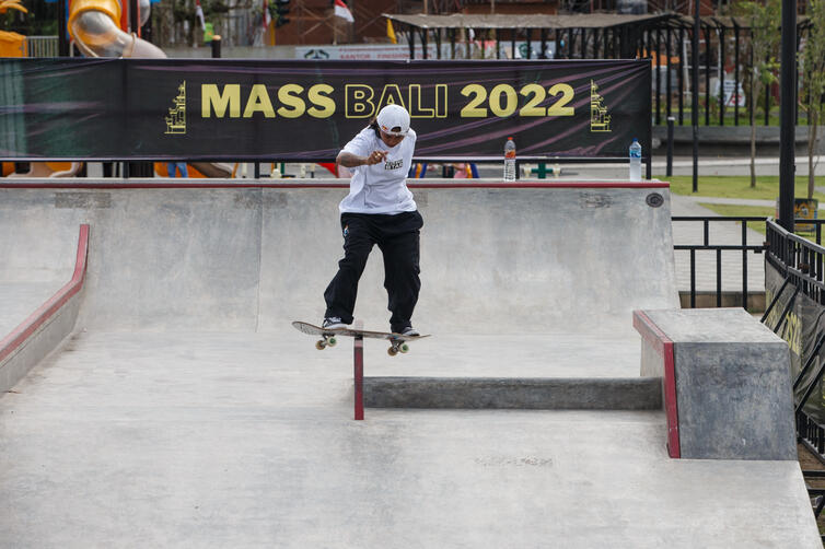 Margielyn Didal - BS boarslide