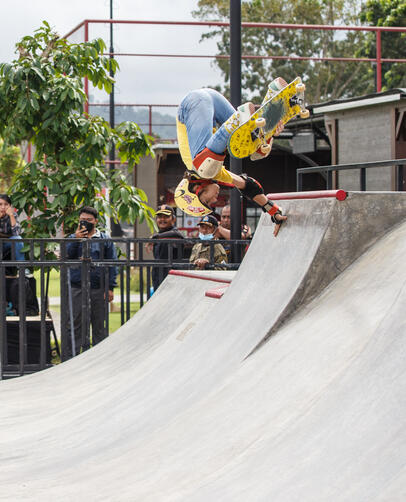 Belle Nesbit - handplant